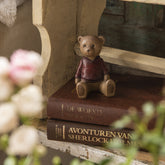 Enyhén kopott, fahatású, nosztalgikus maci figura.